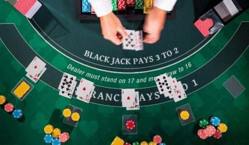 Cược bảo hiểm là loại cược Blackjack mà người chơi có thể sử dụng để đảm bảo tiền cược không bị mất nhiều